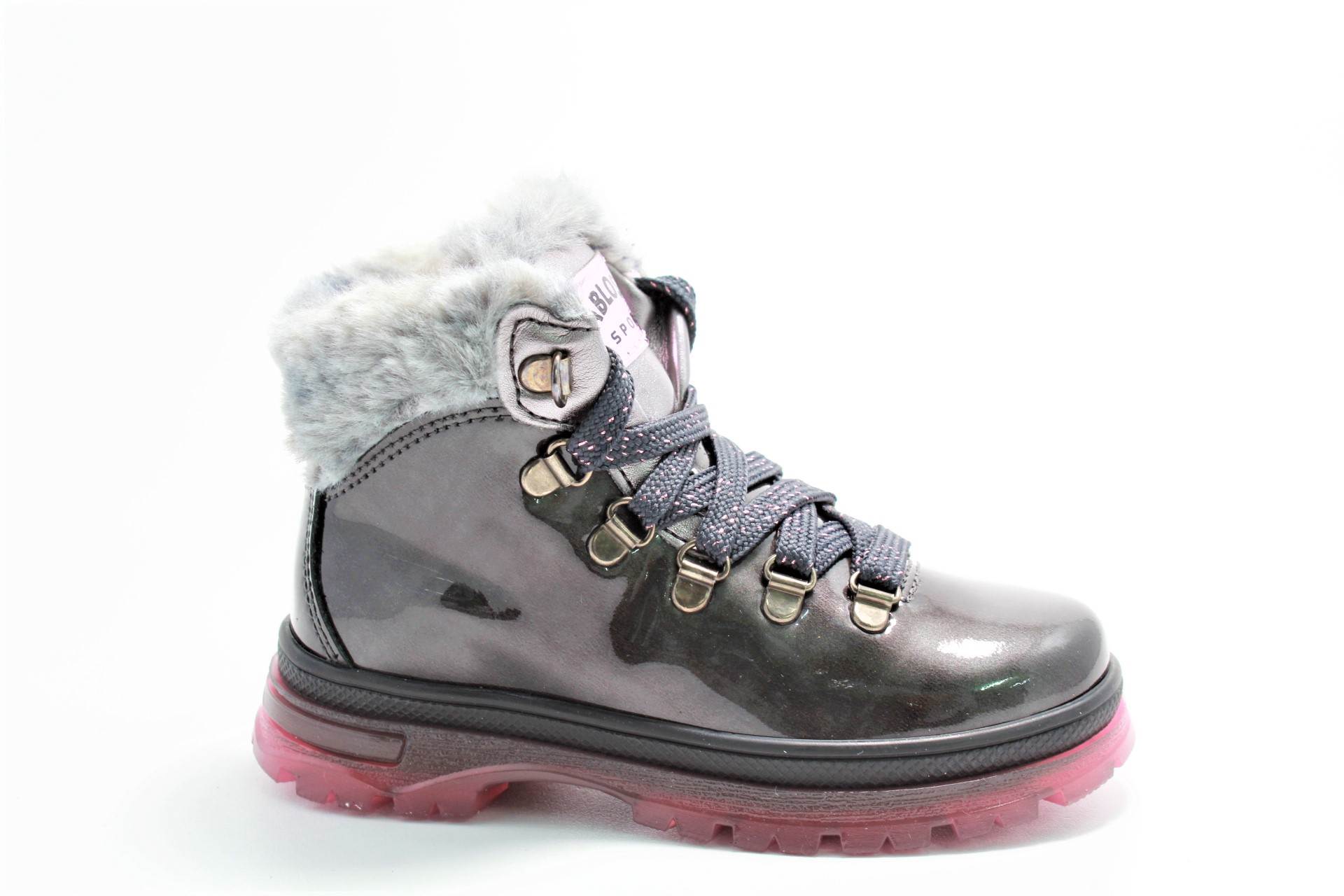 Cor-de-rosa, botas, criança. Cor-de-rosa, cortando, isolado, botas, criança,  caminho, branca. | CanStock